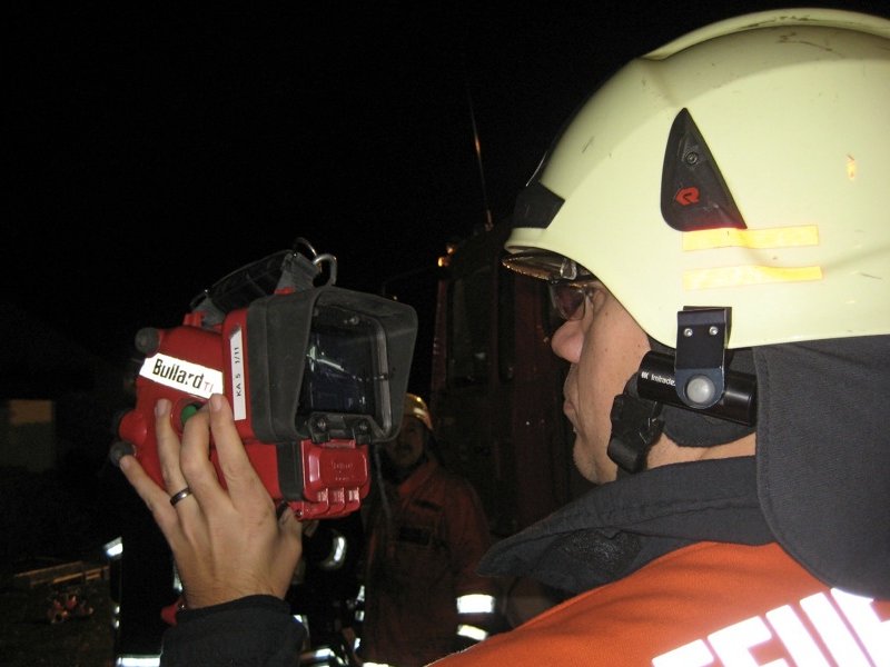 Feuerwehrmann beim Einsatz der Wrmebildkamera